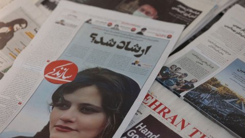 İranda hicaba görə saxlanılan qızın ölümü etirazlara səbəb oldu