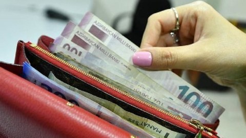 Qadının pulqabısı OĞURLANDI - 550 manatı varmış