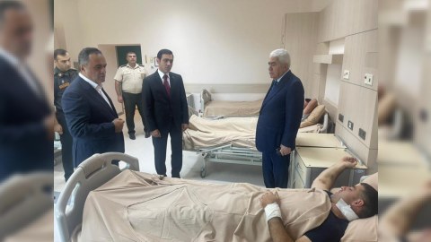 İcra başçısı və deputatlar yaralı hərbçiləri ziyarət ediblər