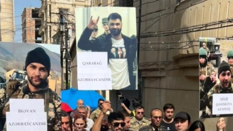 Qazilər Ukrayna səfirliyinin qarşısında aksiya keçirdi