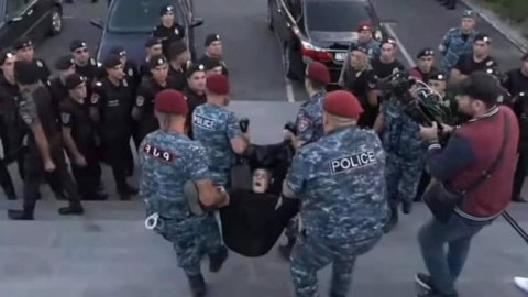 Polis ölən əsgərlərin yaxınlarına zor tətbiq etdi - VİDEO