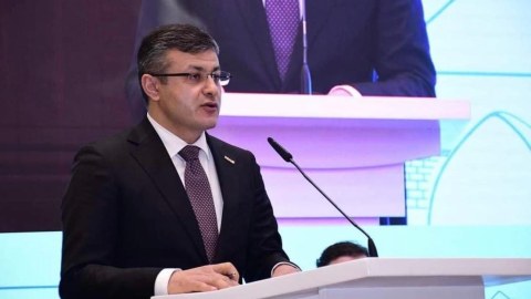"Tələbələr ayaq üstə daha yaxşı görünür" - Prorektordan stul açıqlaması