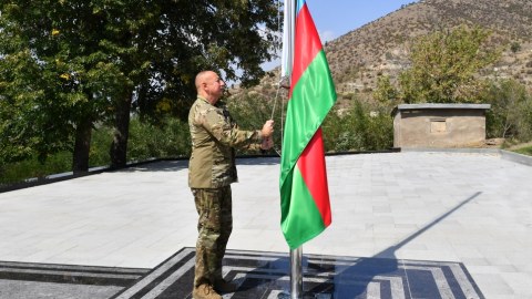 İlham Əliyev Laçın şəhərində bayrağımızı ucaltdı - FOTOLAR