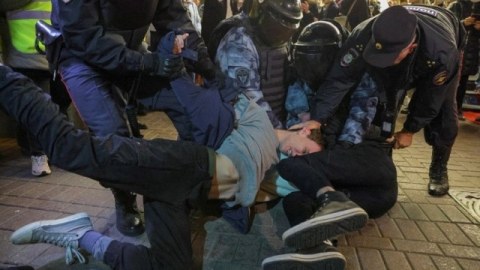 Rusiyada saxlanılan etirazçılara çağırış vərəqələri VERİLDİ