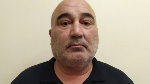 Narkotiki bankalara yığıb evdə gizlətdi