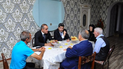 İcra başçısı yaralı hərbçimizi və ailəsini ziyarət edib - FOTO