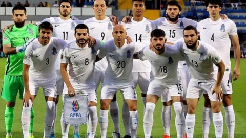 Azərbaycan və Slovakiya millilərinin start heyətləri 