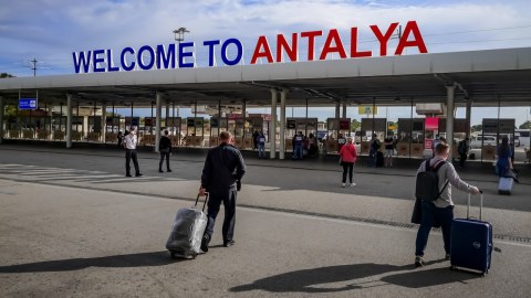 Antalya aeroportunda rus turistlər arasında İNSİDENT