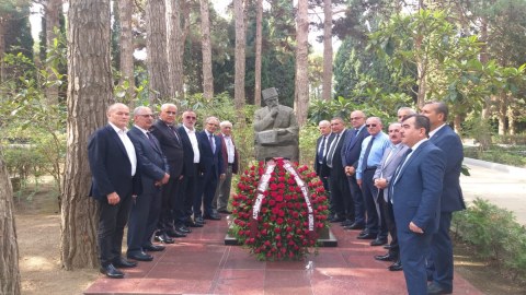 Qurultay nümayəndələri Fəxri Xiyabanı ziyarət ediblər