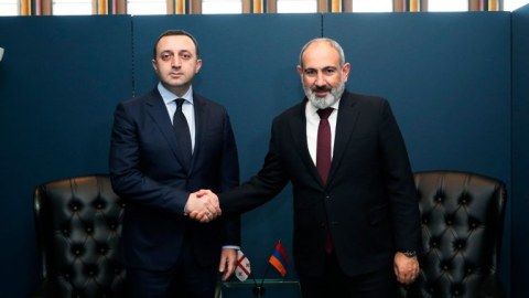 Paşinyan və Qaribaşvili sərhəd döyüşlərini müzakirə etdi