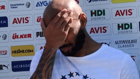 Futbolçunu canlı yayımda arı sancdı