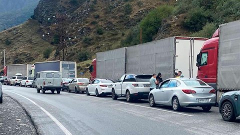 Ruslar Gürcüstana QAÇIR - Sərhəddə 20 kilometrlik tıxac