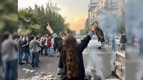 İran polisi qadınları atəşə tutdu