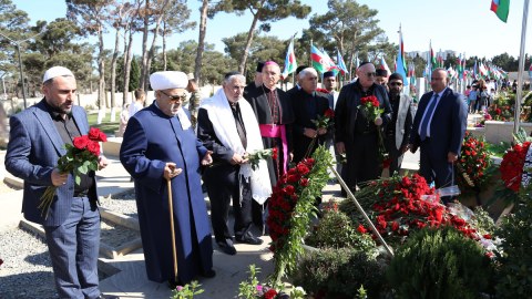 Şeyx dini konfessiya rəhbərlərini İkinci Fəxri xiyabana apardı
