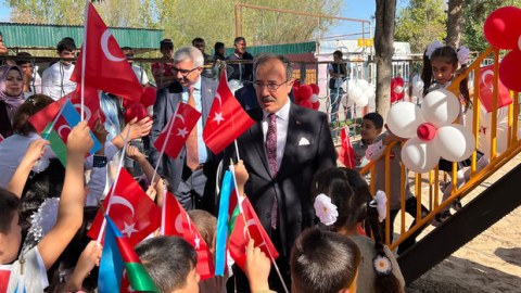 Cahit Bağçı məcburi köçkün uşaqları sevindirdi – FOTO