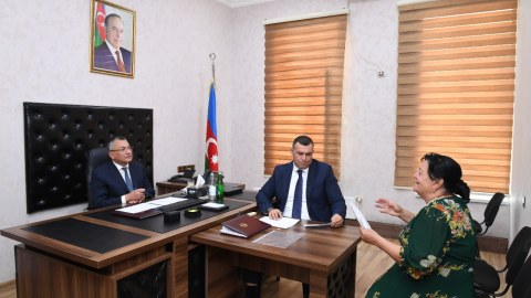 Komitə sədri vətəndaşların müraciətlərini dinləyib