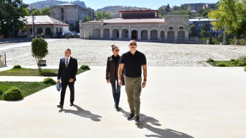 İlham Əliyev və xanımı xüsusi nümayəndəliyin binasında - FOTO