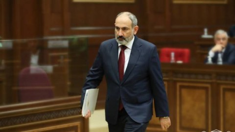 Paşinyan deputatları təcili iclasa ÇAĞIRDI