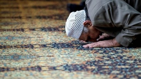 Lənkəranda axund namaz üstə BIÇAQLANDI