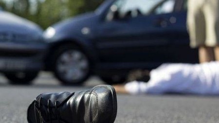 Yolu keçmək istəyən piyadaları maşın vurdu