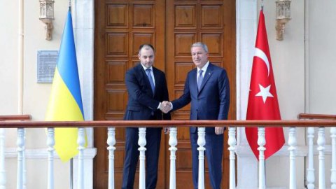 Hulusi Akar ukraynalı nazirlə danışdı
