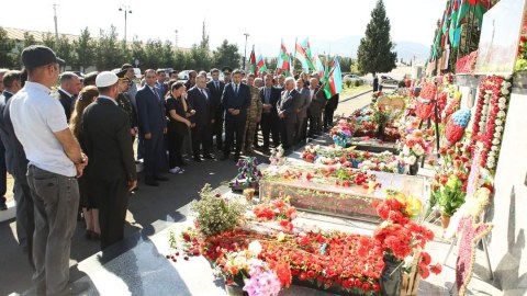 Kəlbəcərli şəhidlərin məzarları ziyarət edilib - FOTOLAR