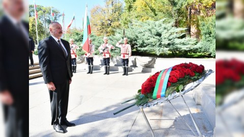 İlham Əliyev naməlum əsgərin məzarını ziyarət edib