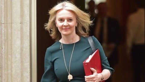 Britaniyanın baş naziri Rusiyanı HƏDƏLƏDİ
