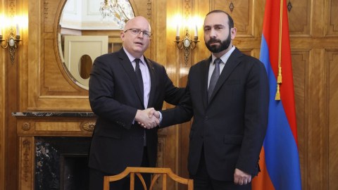 Erməni nazir Rikerlə Azərbaycanı müzakirə etdi