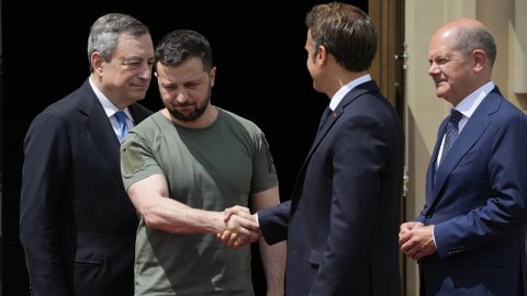 Makron Zelenskiyə kömək vəd etdi