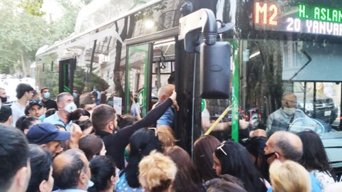 188 avtobus tıxacda, sərnişinlər dayanacaqlarda qalıb