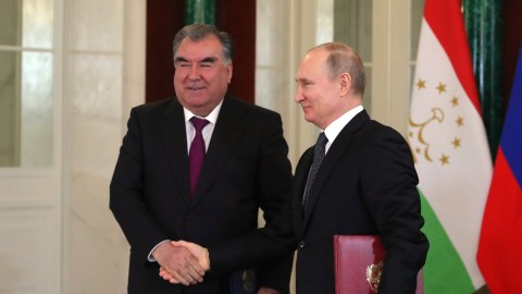 Putin Tacikistan liderini təltif etdi 