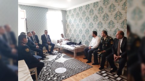İcra başçısı yaralı hərbçini evində ziyarət etdi