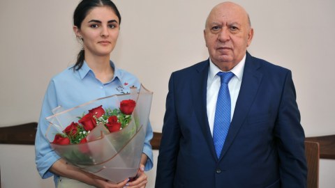 Rektor Prezident təqaüdünə layiq görülən tələbə ilə görüşdü