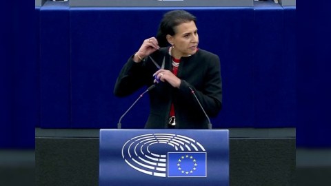 Deputat parlamentdə saçını kəsdi - VİDEO 