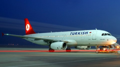 Təyyarənin eniş zamanı təkəri partladı