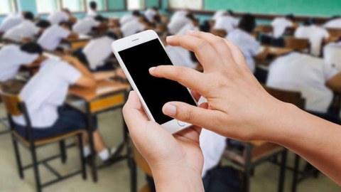 Məktəblərdə telefon qadağası yoxdur - RƏSMİ