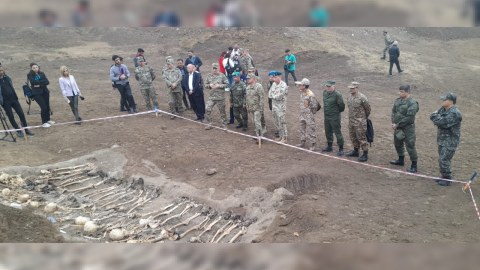 Hərbi attaşelər Edillidəki kütləvi məzarlığa baş çəkdilər