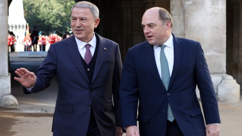 Hulusi Akar britaniyalı həmkarı ilə danışıqlar apardı 