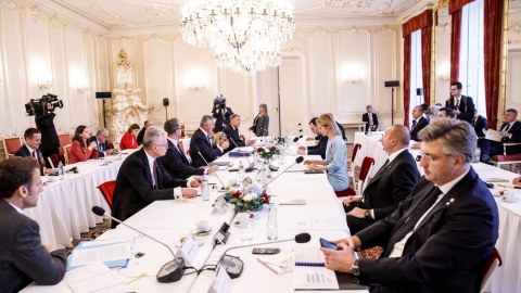 Prezident Praqada bağlanış iclasında iştirak edib