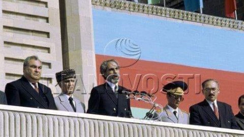 Bir şəklin tarixçəsi: Elçibəyin hərbi paradı - VİDEO