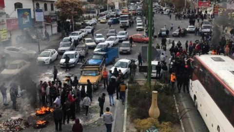 Tehranda xüsusi təyinatlılar etirazçıları atəşə tutdu - VİDEO