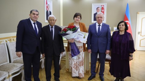 Rektor təqaüdə çıxan müəllimləri belə yola saldı - FOTO