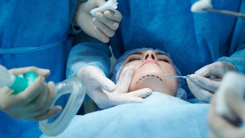 Plastik cərraha müraciət edənlərin çoxunun psixikası yerində deyil - RƏSMİ