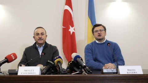 Çavuşoğlu Kuleba ilə son hadisələri müzakirə edib