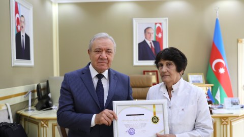 Rektor 75 yaşlı prorektoru təbrik etdi