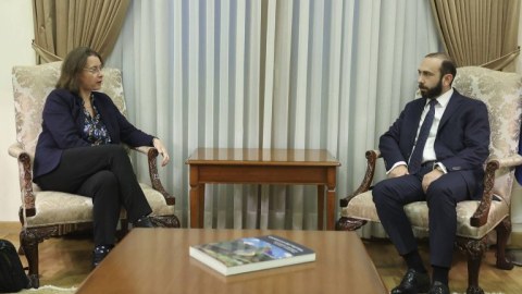 Mirzoyan Fransa rəsmiləri ilə sülh müqaviləsini müzakirə etdi