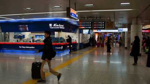 Daha bir ölkə koronavirus qadağalarını ləğv etdi
