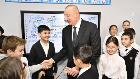 Prezident məktəblilərə atasının şəhadətnaməsini nümunə göstərdi