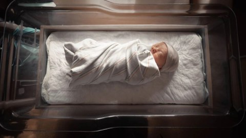 Körpənin ölümünə görə ginekoloqa cinayət işi AÇILDI